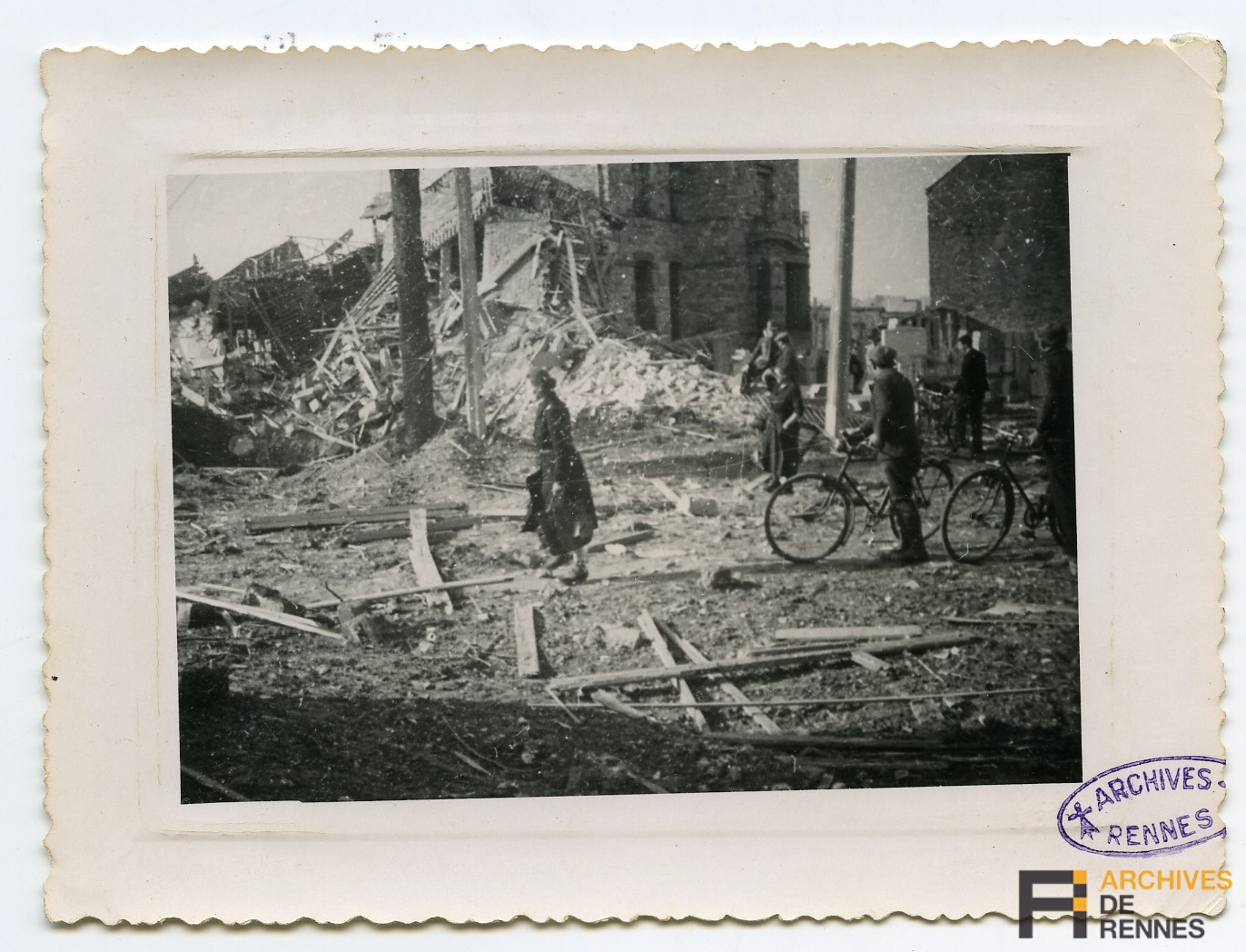 Photo : Les piétons et les cyclistes ne semblent pas trop gênés par les restes du bombardement qui a frappé le boulevard de la Tour d’Auvergne ici photographié.