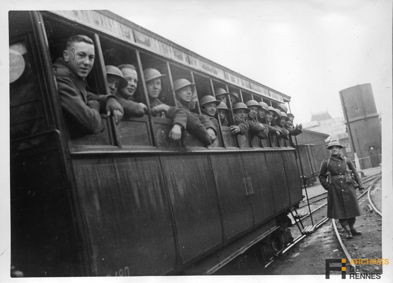 Photo : Nombre de ces soldats quittèrent le camp pour rejoindre St-Malo et gagner l’Angleterre. En attente dans un train, plaine de Baud, ils furent victimes du terrible bombardement allemand du 17 juin 1940.