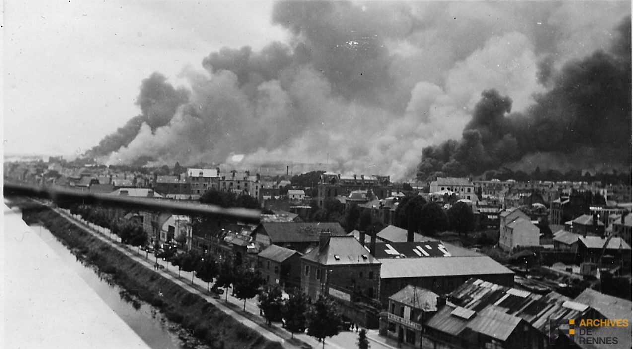 Photo : Vue aérienne de la plaine de Baud depuis l’avenue Sergent-Maginot. Les explosions dureront plusieurs jours. Pompiers, cheminots, réfugiés espagnols et Rennais auront la lourde tâche de ramasser les corps des centaines de victimes.