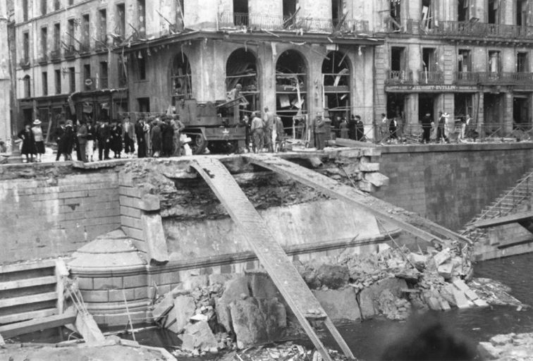 Photo : À 5 heures du matin toute la ville est secouée par de fortes explosions. Les Allemands tentent de faire sauter tous les ponts sur la Vilaine pour retarder l’avancée américaine.